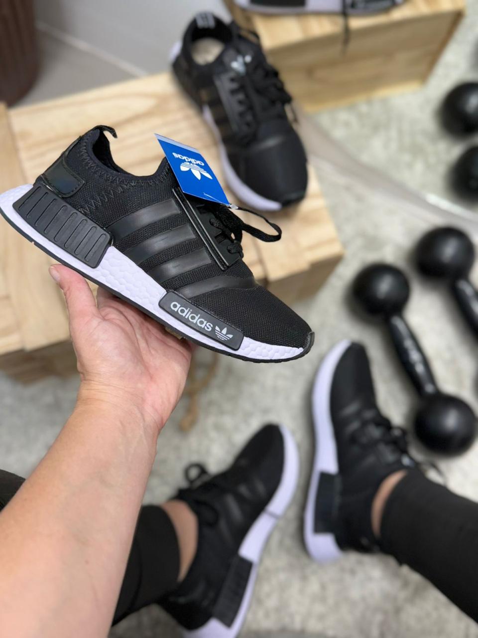 🔥 *Nova cor disponível! 🔥* _Tênis Adidas NMD 👟_ _Super leve, confortável e cheio de estilo 😍_