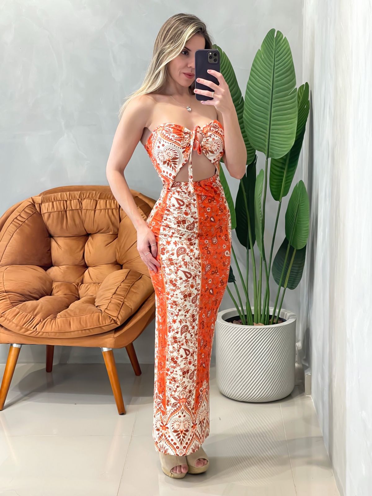 Vestido Longo em Suplex Estampado com Recorte Frontal e Amarração Darlene Ref. 1